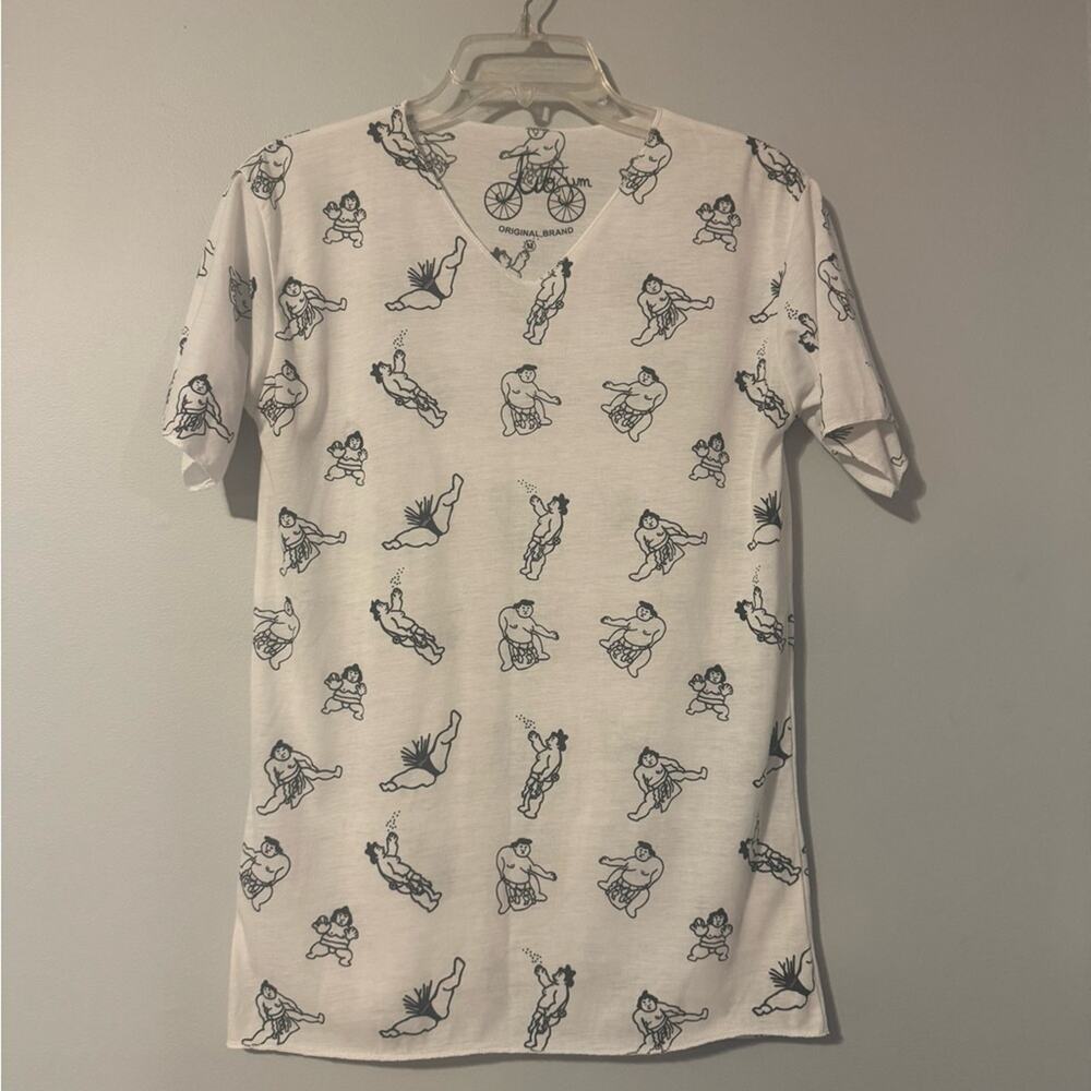 Women’s all over graphic print V-neck t-shirt with sumo characters size medium